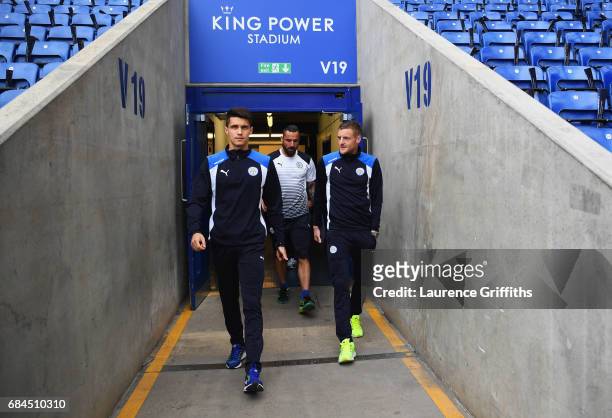 Bartosz Kapustka, Marcin Wasilewski and Jamie Vardy of Leicester City arrive prior to the Premier League match between Leicester City and Tottenham...
