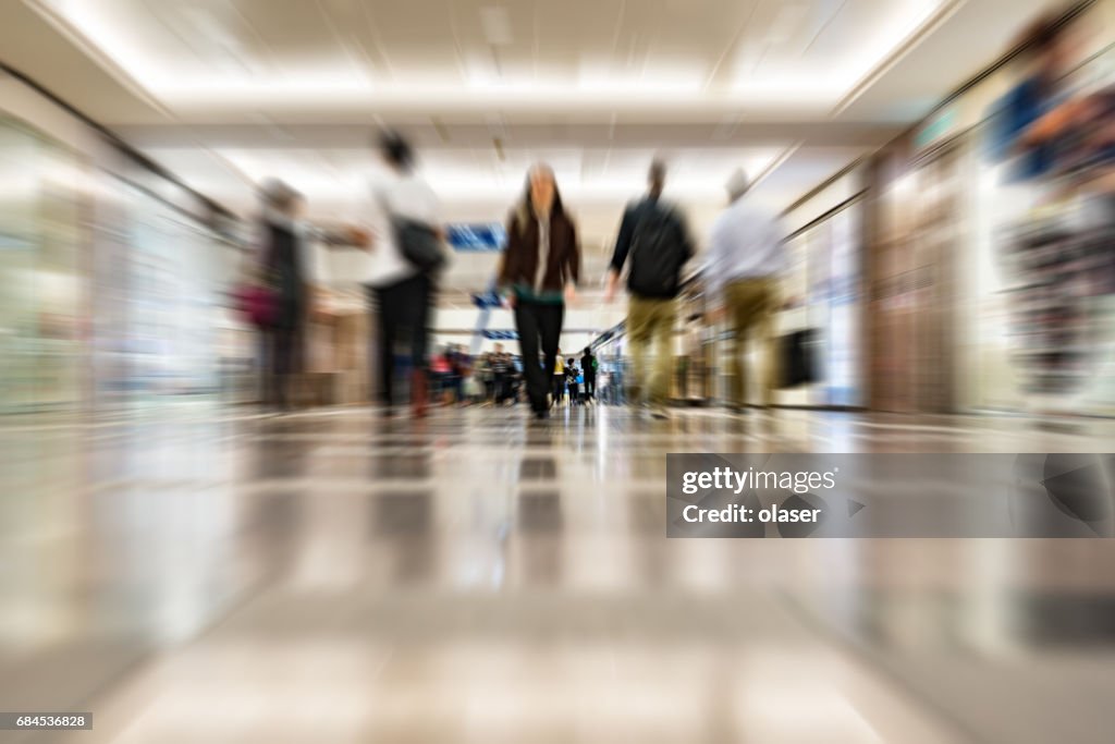 Verschwommene Kunden Wandern in Shopping-Mall, Hong Kong