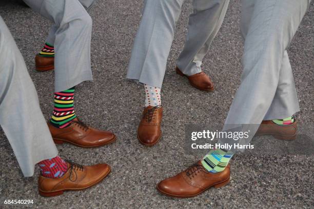 groomsmen with colorful patterned socks and matching dress shoes - insólito imagens e fotografias de stock