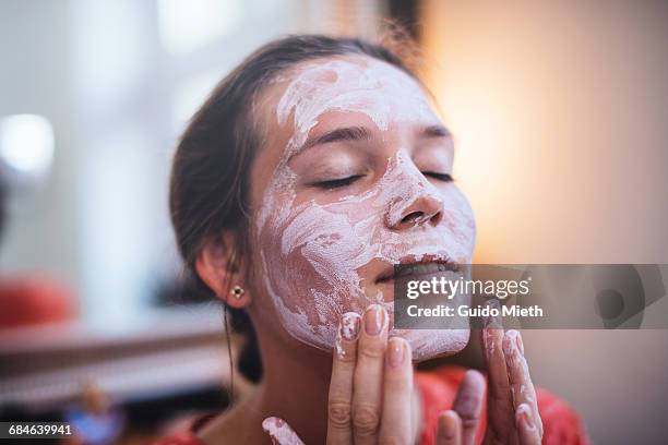 woman using a beauty mask. - face pack stockfoto's en -beelden