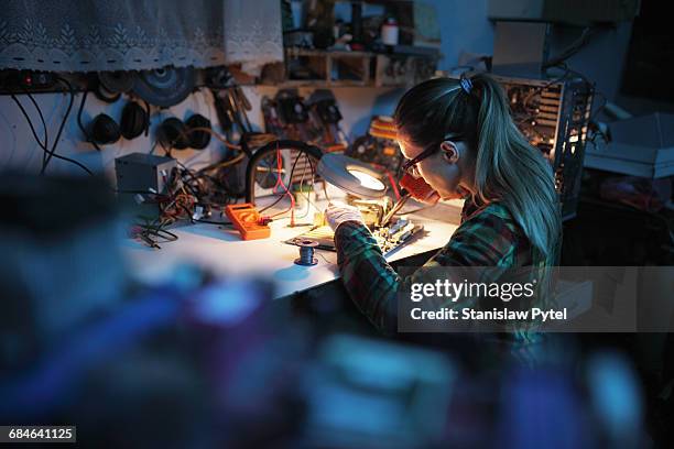 woman soldering in workshop - perfektion stock-fotos und bilder