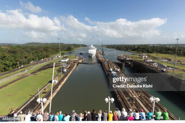 gatun locks in panama canal - panama canal and cruise stock pictures, royalty-free photos & images