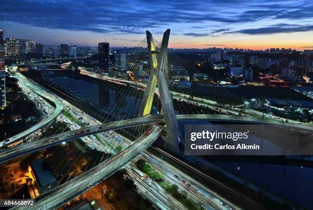 octavio frias de oliveira bridge at dusk - sao paulo, brazil - cable stayed bridge stock-fotos und bilder