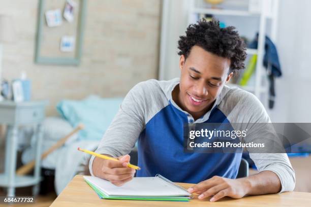 estudiante africano americano trabaja en la tarea - handsome black boy fotografías e imágenes de stock