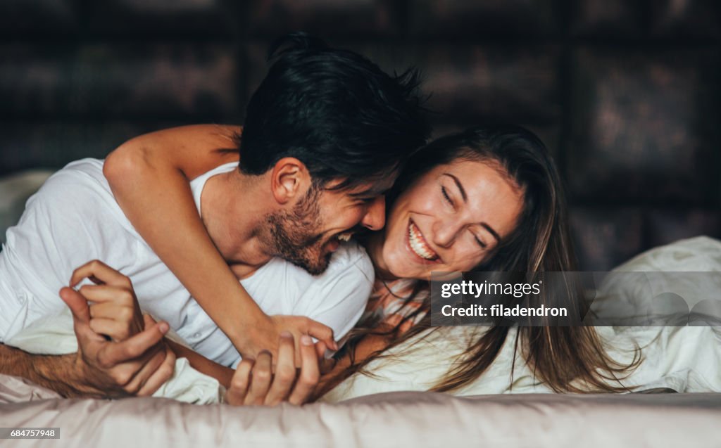 Gelukkige jonge paar in bed