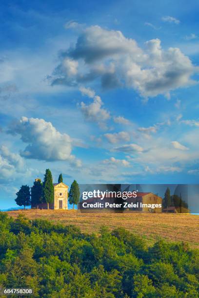 tuscan landscape with the capella di vitaleta in the summer - capella di vitaleta - fotografias e filmes do acervo