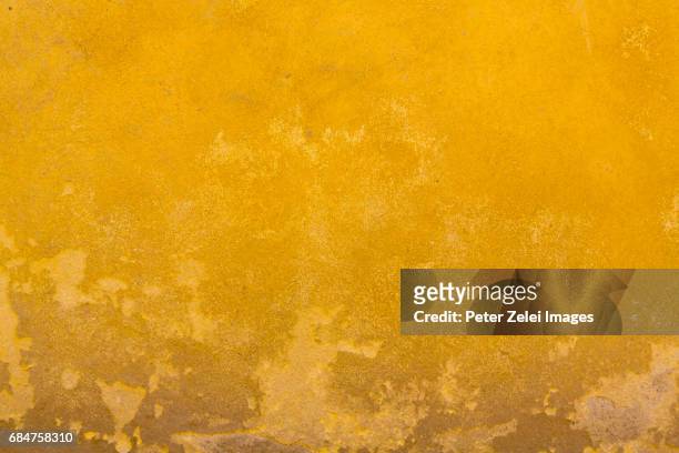 yellow wall texture in tuscany - geschält stock-fotos und bilder