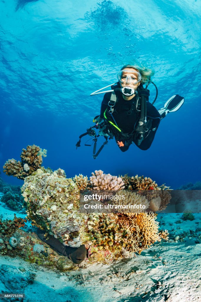 Scuba diver es explorar y disfrutar de la vida del arrecife de Coral mar Sporting Fotógrafo submarino de las mujeres