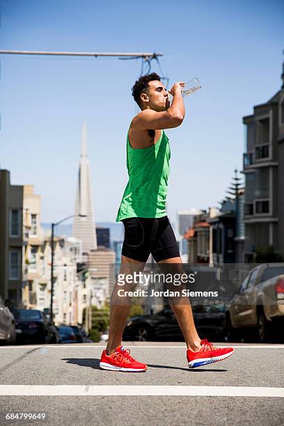 running in san francisco - mann wasser trinken sport stock-fotos und bilder
