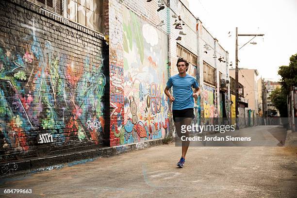 running in san francisco - running shorts fotografías e imágenes de stock