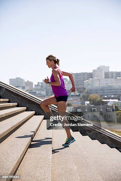 running in san francisco - paarse schoen stockfoto's en -beelden