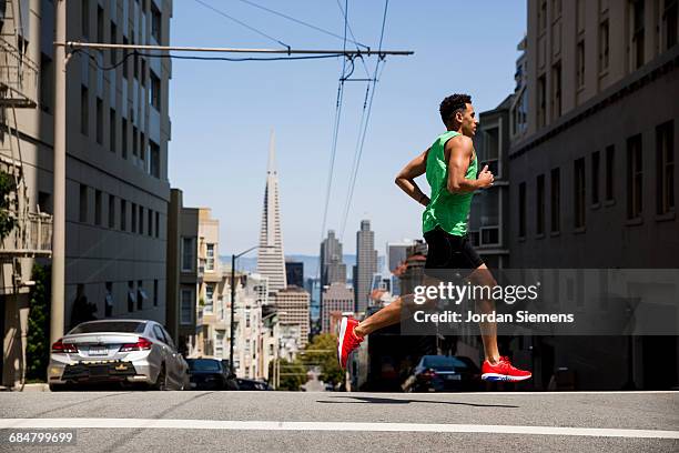 running in san francisco - green shorts - fotografias e filmes do acervo