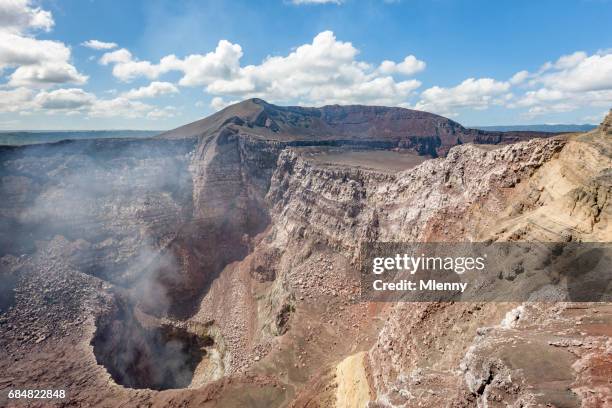 tabaquismo activo volcán masaya nicaragua de cráter de santiago - masaya volcano fotografías e imágenes de stock