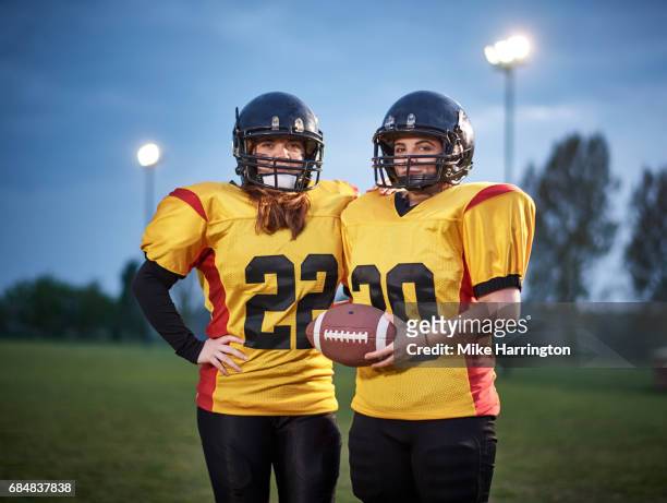 portrait of female american football teammates - football américain femme photos et images de collection