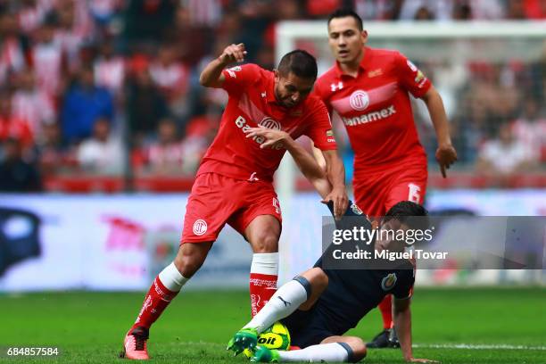 Erbin Trejo of Toluca fights for the ball with Carlos Fierro of Chivas during the semifinals first leg match between Toluca and Chivas as part of the...