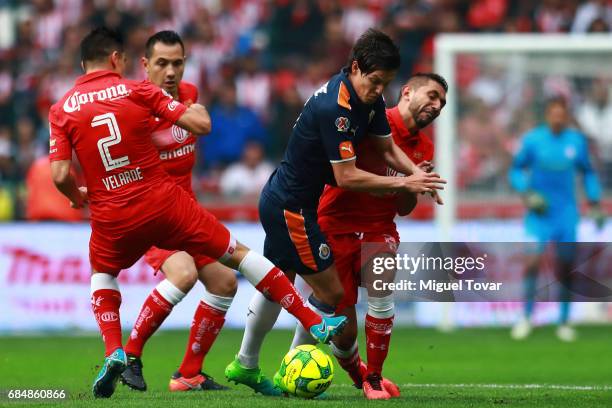 Efrain Velarde of Toluca fights for the ball with Carlos Fierro of Chivas during the semifinals first leg match between Toluca and Chivas as part of...