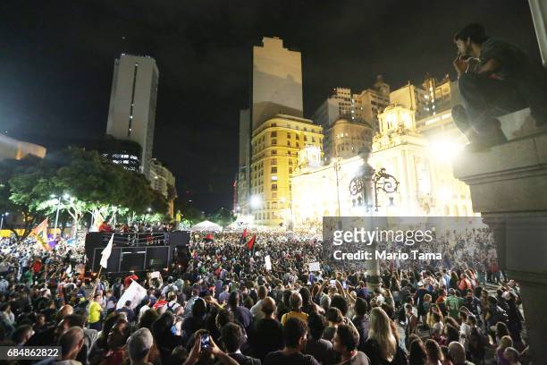 Demonstrators gather during an anti-Temer protest on May 18, 2017 in Rio de Janeiro, Brazil. Thousands of protestors hit the streets of Rio in the...