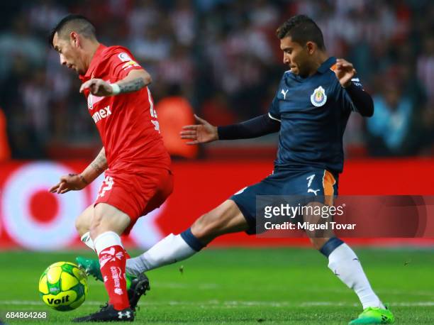 Rubens Sambueza of Toluca fights for the ball with Orbelin Pineda of Chivas during the semifinals first leg match between Toluca and Chivas as part...