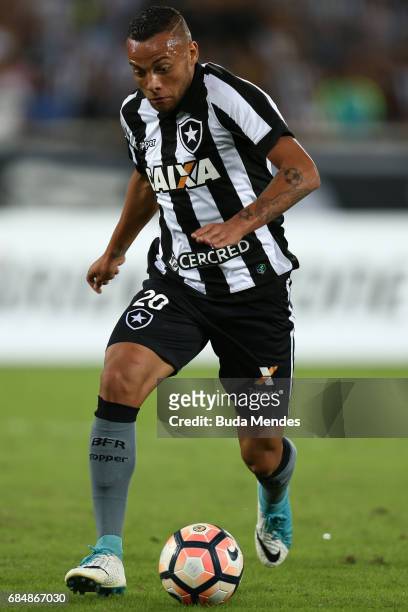 Guilherme of Botafogo controls the ball during a match between Botafogo and Atletico Nacional as part of Copa Bridgestone Libertadores 2017 at Nilton...