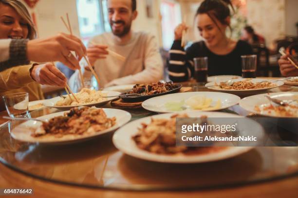 dineren in een chinees restaurant - chinese noodles stockfoto's en -beelden