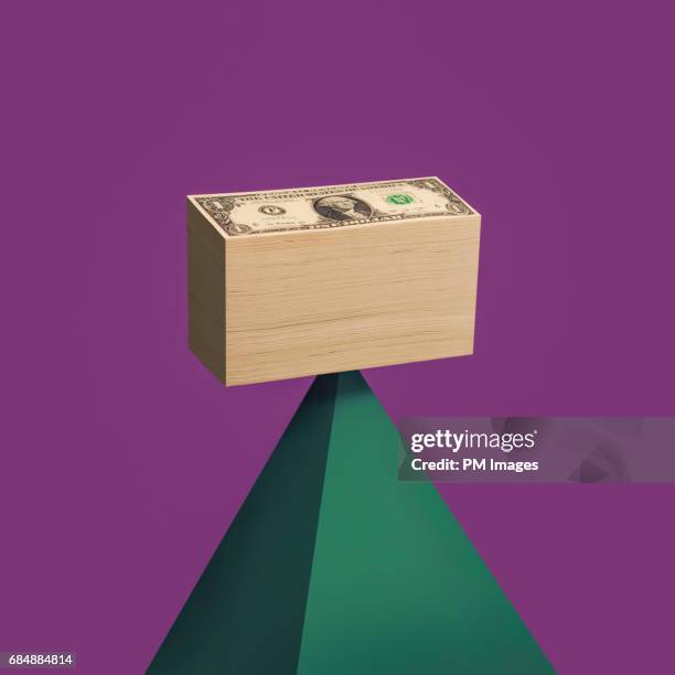 balancing the budget - balance concept stockfoto's en -beelden