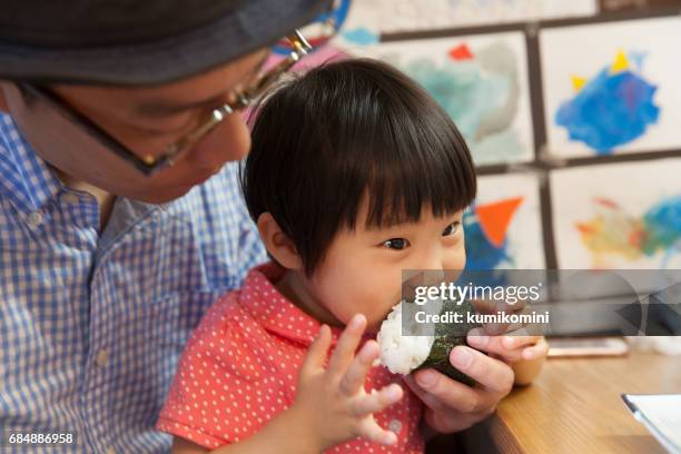 bambina che mangia pasto - giorno dei bambini foto e immagini stock