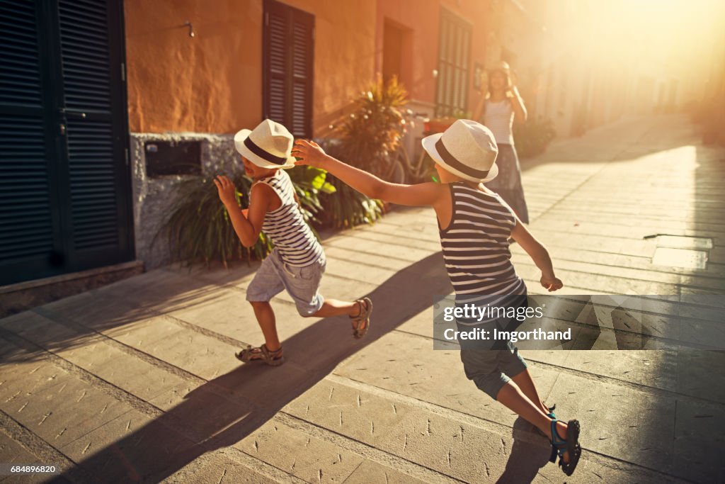 Ni�ños jugando a pillar en la calle mediterránea