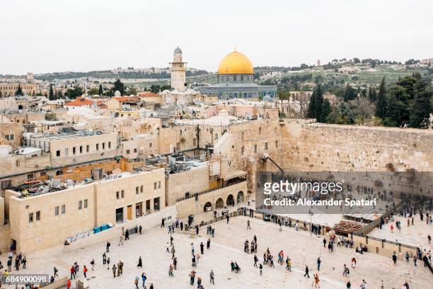dome of the rock and western wall in jerusalem, israel - jerusalem skyline stock pictures, royalty-free photos & images
