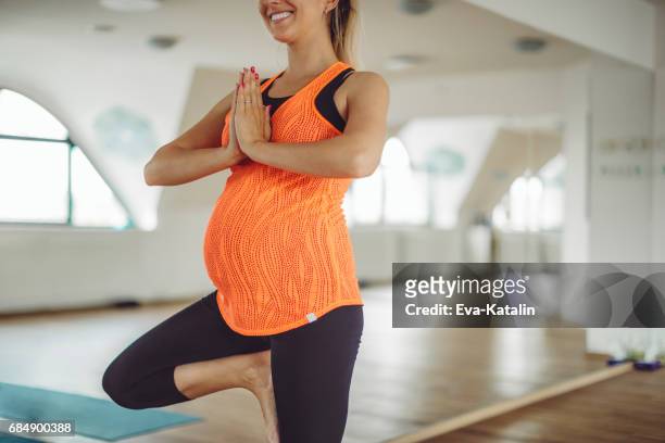 at yoga class - prenatal yoga stock pictures, royalty-free photos & images