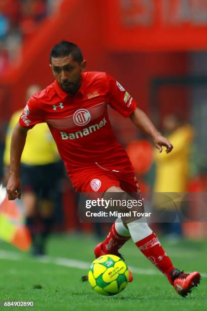 Erbin Trejo of Toluca drives the ball during the semifinals first leg match between Toluca and Chivas as part of the Torneo Clausura 2017 Liga MX at...