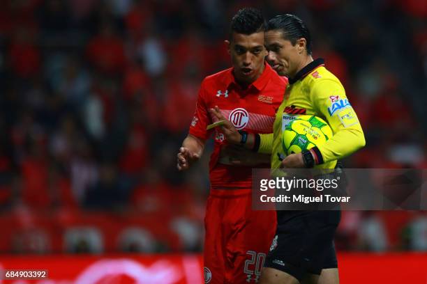 Fernando Uribe of Toluca talks with referee during the semifinals first leg match between Toluca and Chivas as part of the Torneo Clausura 2017 Liga...
