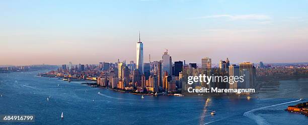 manhattan from above by helicopter - distretto finanziario di manhattan foto e immagini stock