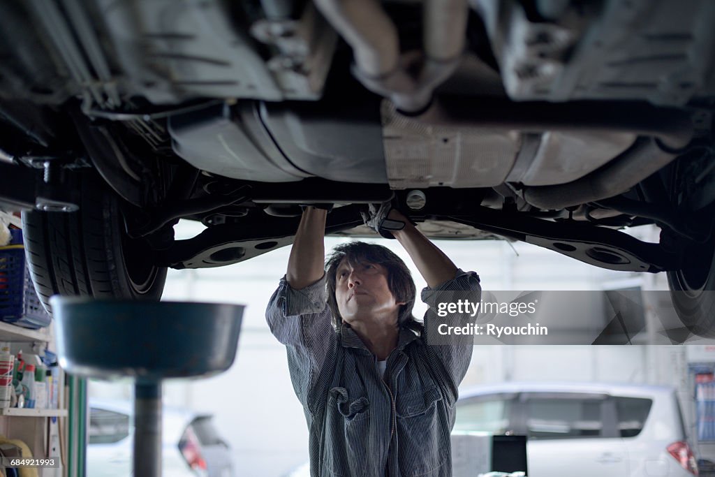 Car mechanic. Car repair, Maintenance plant