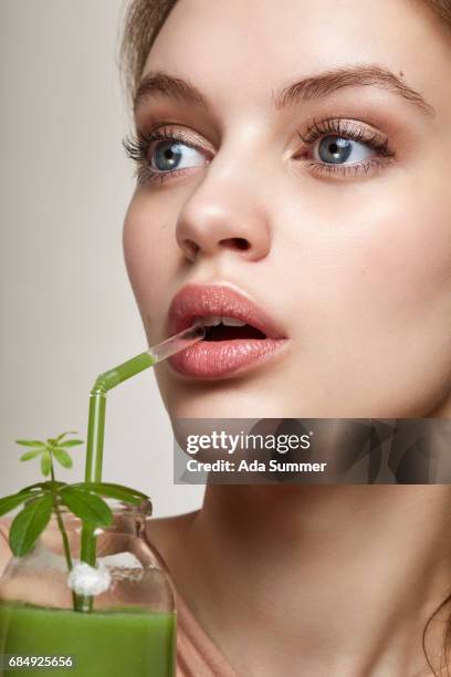 skin boost with healthy green detox juice - pale lipstick stockfoto's en -beelden