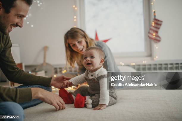 weihnachtsferien in unser gemütliches zuhause - baby christmas stock-fotos und bilder