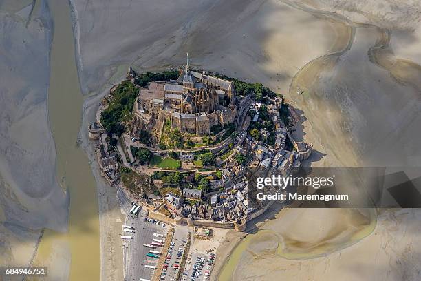 air view of the fortified town during the low tide - low tide stock pictures, royalty-free photos & images