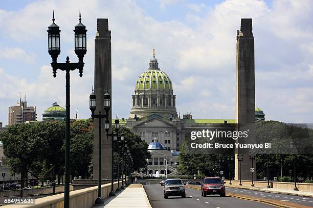 the view of pennsylvania state capitol - capitólio-estatal-de-pensilvânia imagens e fotografias de stock