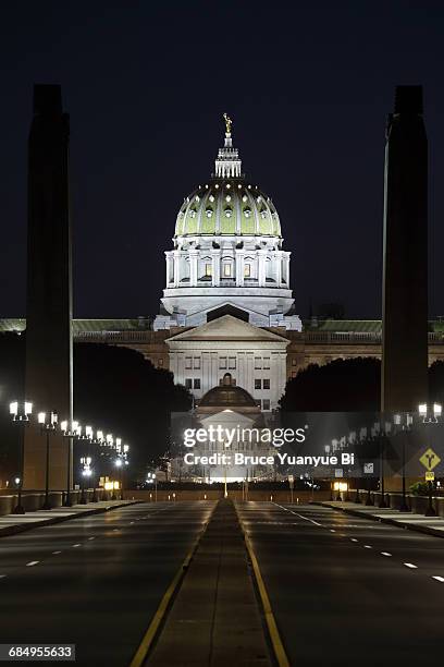 night view of pennsylvania state capitol - capitólio-estatal-de-pensilvânia imagens e fotografias de stock
