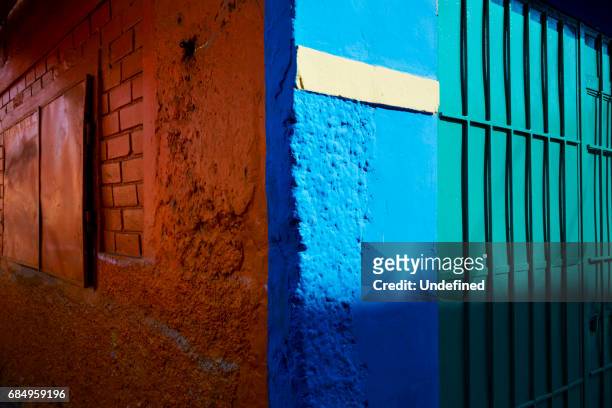 textured corner of a brick building. - callao foto e immagini stock