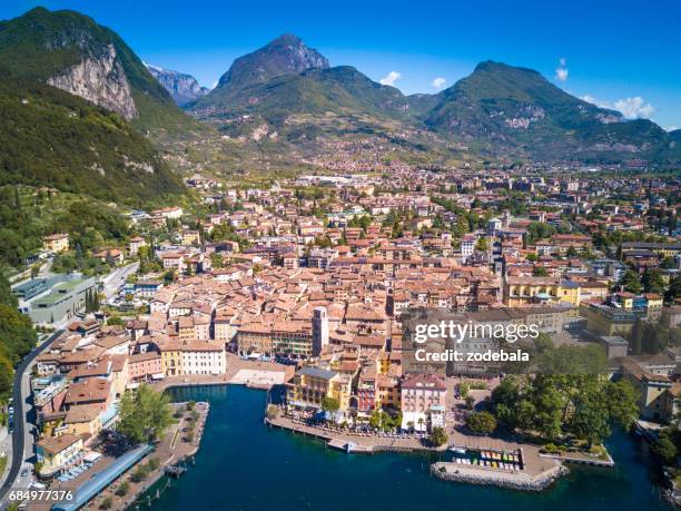 flygfoto över riva del garda, gardasjön, italien - arco alto adige bildbanksfoton och bilder