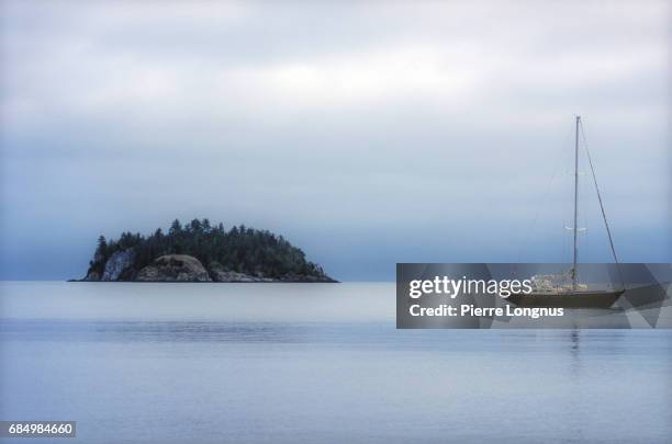 sailboat mooring near the town of queen charlotte city, islands of haida gwaii (formerly queen charlotte islands) british columbia - canada - queen charlotte islands stock-fotos und bilder