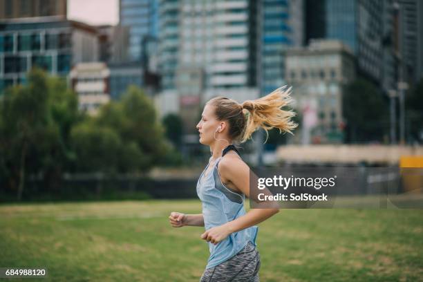 jogging im park - marathon läufer stock-fotos und bilder