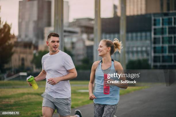 amici che fanno jogging nel parco - melbourne racing foto e immagini stock