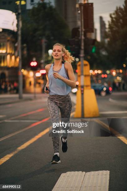 joggen in melbourne cbd - melbourne city at night stockfoto's en -beelden