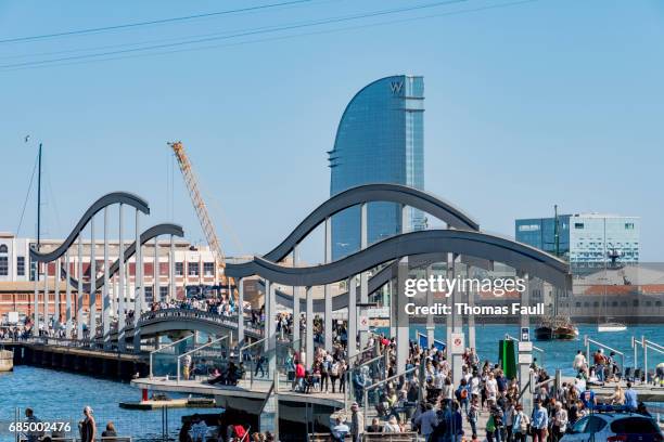 andrang an der rambla del mar in barcelona - rambla del mar stock-fotos und bilder