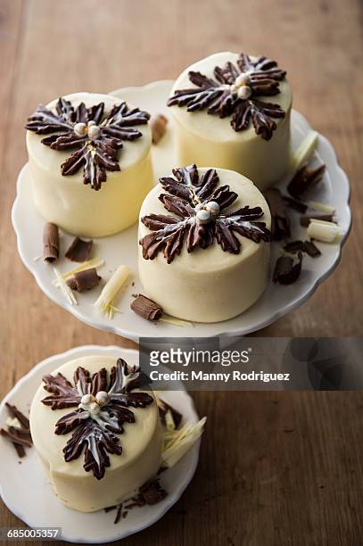 miniature cheesecakes - プチフール ストックフォトと画像