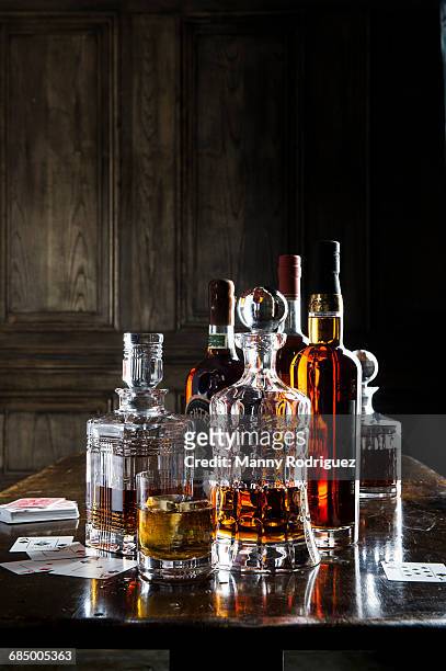 whiskey in crystal decanters - kristallglas stock-fotos und bilder
