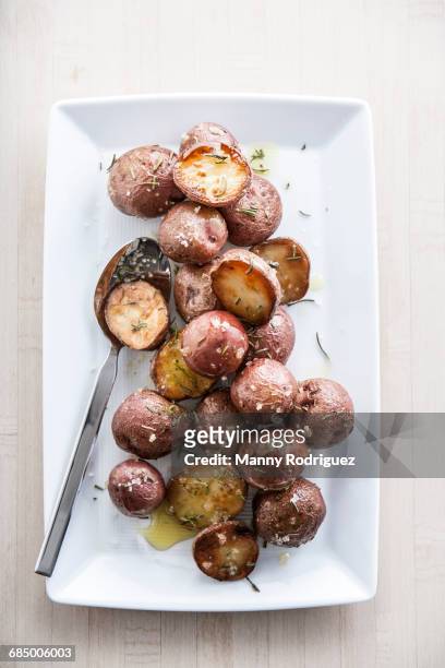 new potatoes with rosemary and sea salt - nieuwe aardappel stockfoto's en -beelden