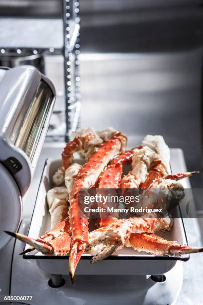 crab legs on butcher scale - crab leg 個照片及圖片檔