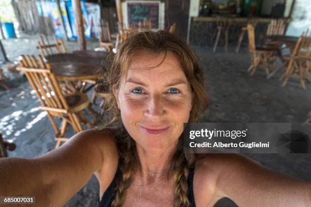 smiling caucasian woman posing for self-portrait - alberto guglielmi imagens e fotografias de stock